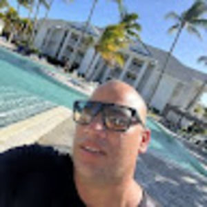 Meet your Posher, Pedro luis